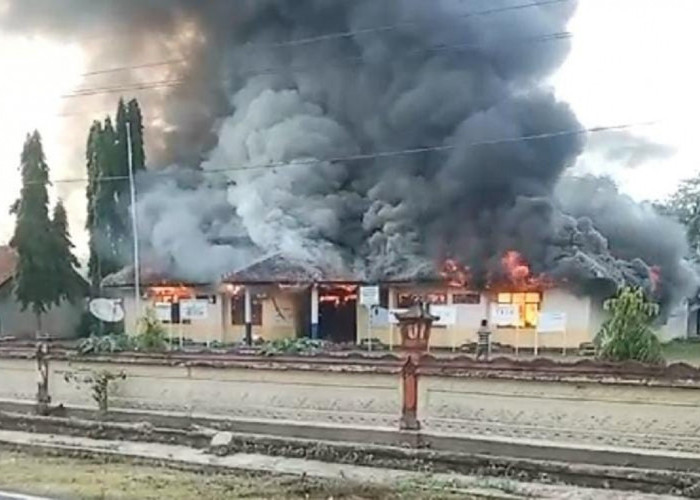 Api Hanguskan Kantor Camat BP Peliung OKU Timur, Warga Panik