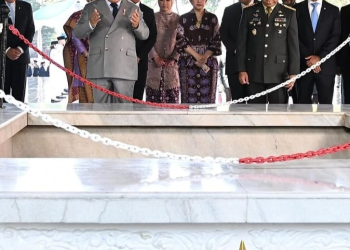 Prabowo Berkaca-kaca Saat Berdoa di Lubang Buaya, Usai Pimpin Upacara Kesaktian Pancasila 2025