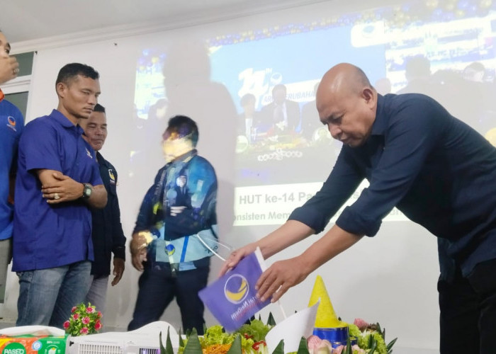 Meriahkan HUT ke-14, DPD Partai Nasdem Ogan Ilir Gelar Bakti Sosial dan Pemotongan Tumpeng