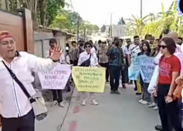 Buntut Hina Presiden Jokowi, Rumah Rocky Gerung Digeruduk Massa, Dilempar Batu Sambil Teriak Takbir