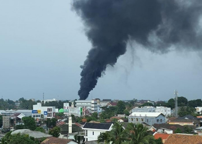 Asap Hitam Mengepul Bikin Warga Palembang Heboh, Ternyata Gudang Rongsokan di Kemuning Terbakar