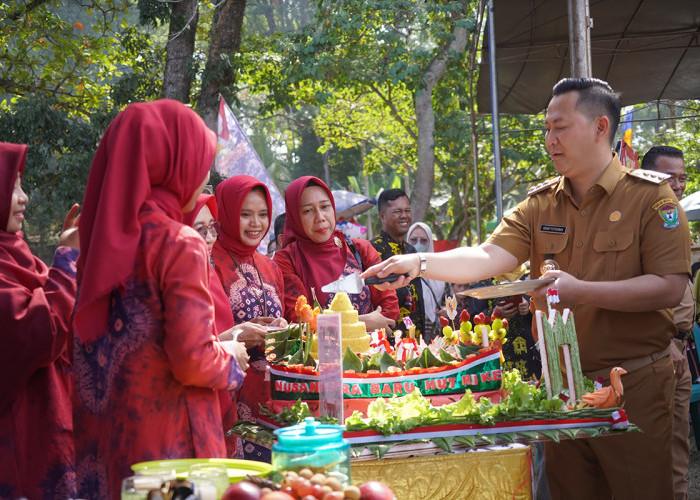 Pj Bupati Muara Enim Cicipi Tumpeng Unik di Perayaan HUT RI Ke-79