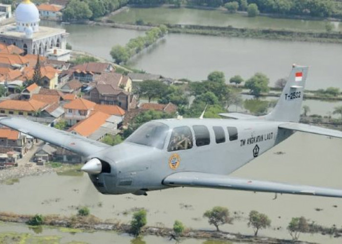 Pesawat Latih G-36 Bonanza Milik TNI AL Jatuh di Alur Pelayaran Barat Surabaya