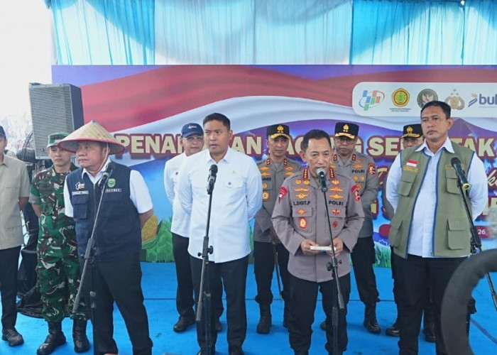 Kapolri Tanam Jagung di Ogan Ilir, Resmikan 57 Jembatan Merah Putih Presisi
