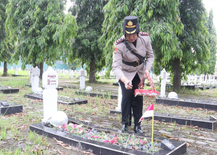 Peringati HUT ke-77, Polwan Polda Sumsel Ziarah Makam Pahlawan