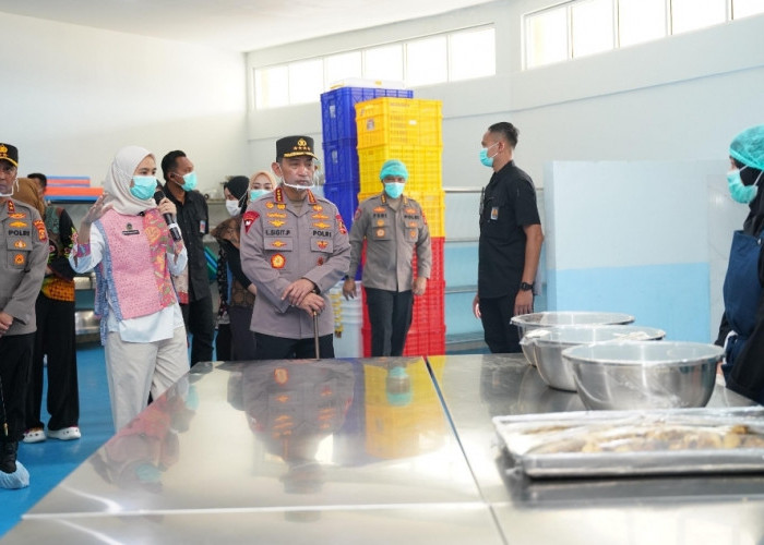 Kapolri di Dampingi Kapolda Sumsel Kunjungi SPPG Paakri, Relawan Dapat Tali Asih