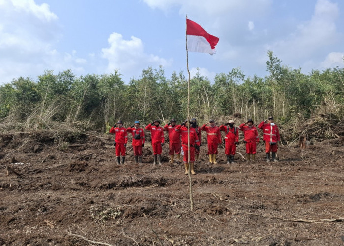Anggota Manggala Agni Daops Sumatera XVII/OKI Upacara HUT ke-81 RI di Tiga Lokasi Pemadaman Karhutla