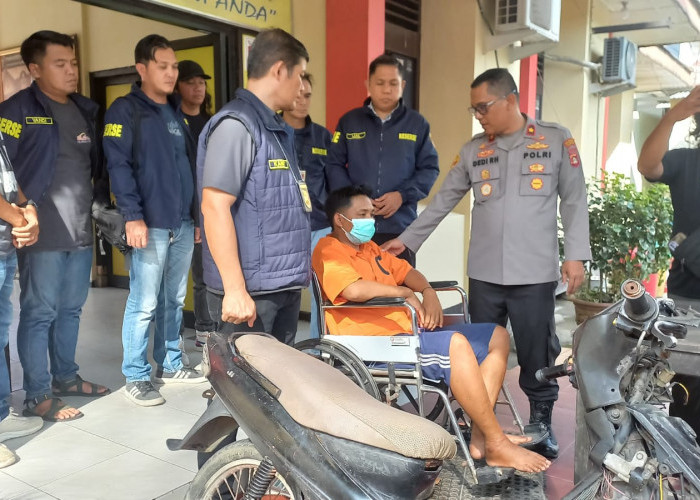 Pelaku Curanmor Dorong Motor Kesiangan Babak Belur Diamuk Massa di Jalan Sentosa SU 2 Palembang 