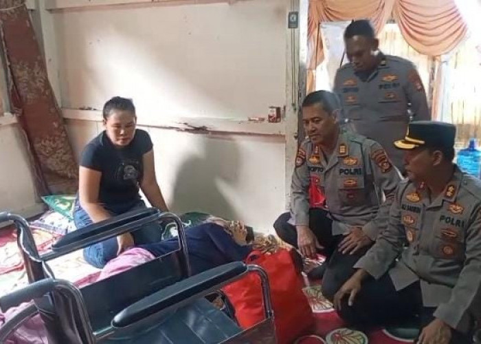 Momen HUT Bhayangkara ke-79 di Palembang, Datangi Rumah Warga Beri Santunan Terhadap Lansia 