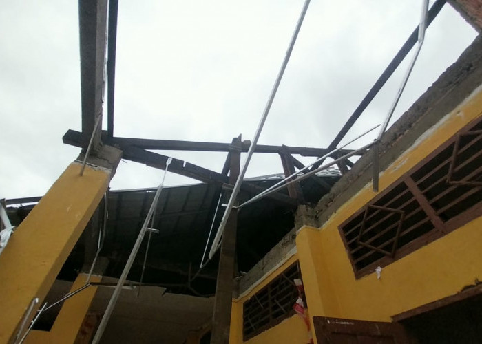 Atap SMP Negeri 39 Gandus Ambruk Diterjang Puting Beliung, Diknas Kota Palembang Langsung Turun ke Lapangan 