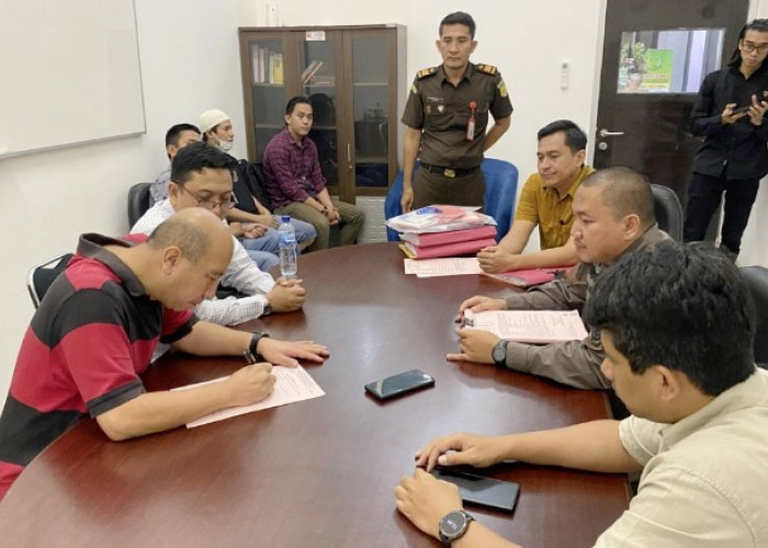 Curi Besi Dolphin Penambat Kapal Senilai Ratusan Juta Rupiah, Davis Tandari Diserahkan ke Kejati Sumsel