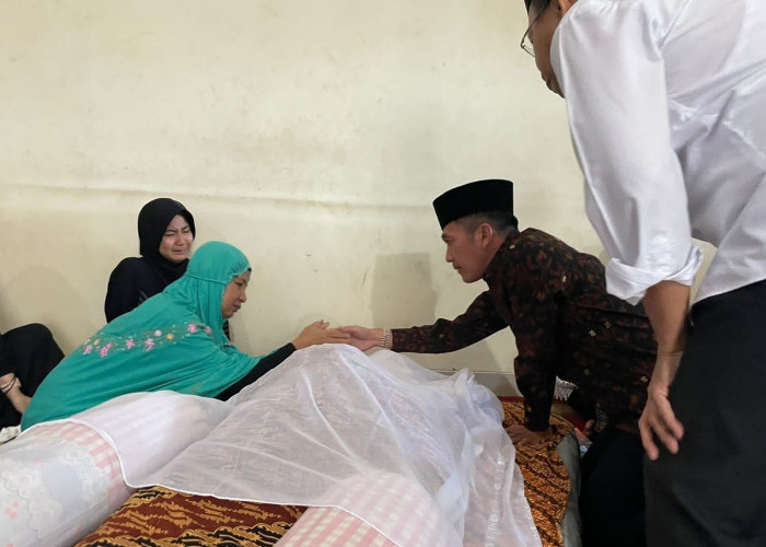 Turut Belasungkawa, Ratu Dewa Melayat ke Rumah Duka Almarhum Drs Syahrullah MSi