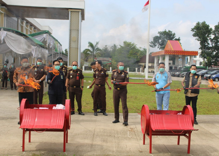 Tegas Berantas Tindak Pidana, Kejari OKU Musnahkan Barang Bukti 59 Perkara Inkracht