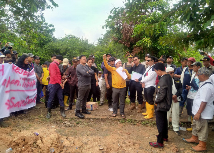 Aksi Damai Puluhan Masyarakat Desa Paldas Tolak Aktivitas Tambang Batubara di Kabupaten Banyuasin