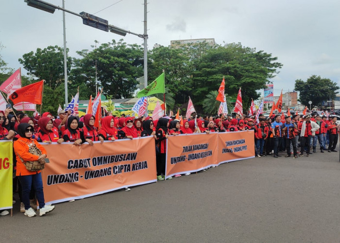 Buruh Palembang Tiba di DPRD Sumsel, Siap Orasi