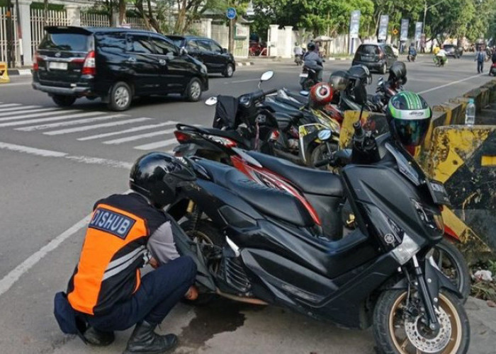 Lagi, Puluhan Motor Parkir Sembarangan di Badan Jalan Digembosi Dishub Palembang 