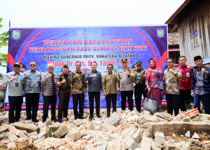 Pj Gubernur Sumsel Agus Fatoni Letakkan Batu Pertama Pembangunan Bedah Rumah di Prabumulih