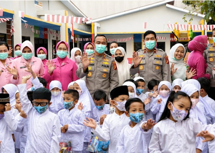 Polda Sumsel Bagikan Ribuan Masker di Tengah Karhutla, Kapolda Sandi Nugroho Ingatkan Warga Jaga Kesehatan