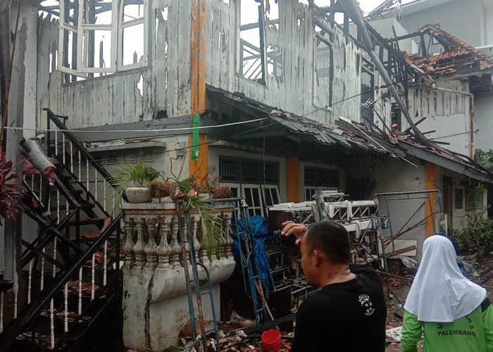 Warga Panik Jelang Azan Salat Jumat, 2 Rumah Tua di 9 Ilir Palembang Terbakar 