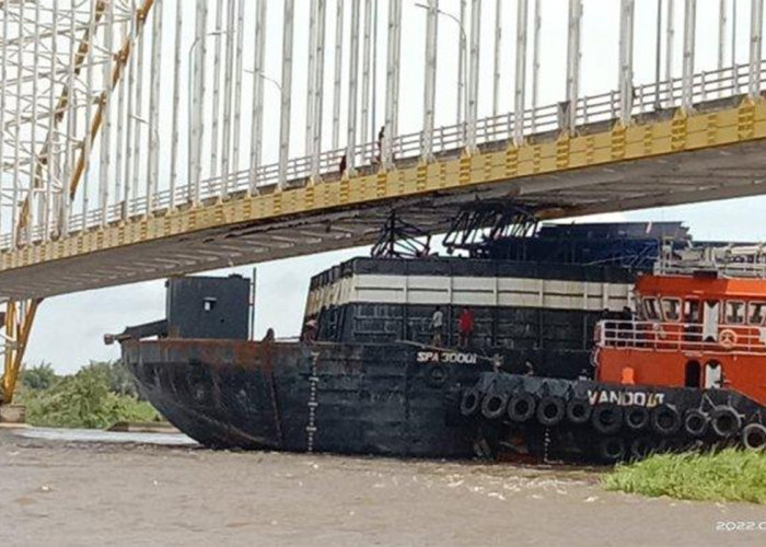Kapal Tongkang Tabrak dan Tersangkut Jembatan Martadipura