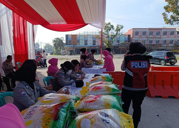 Warga Antusias Serbu Pasar Murah Polres OKI di Terminal Kayuagung 