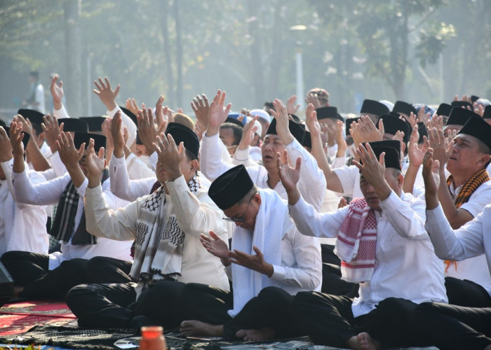 Perkuat Ikhtiar Spiritual Hadapi Kemarau, Kakanwil Kemenag Sumsel Ikuti Salat Istisqa di Griya Agung