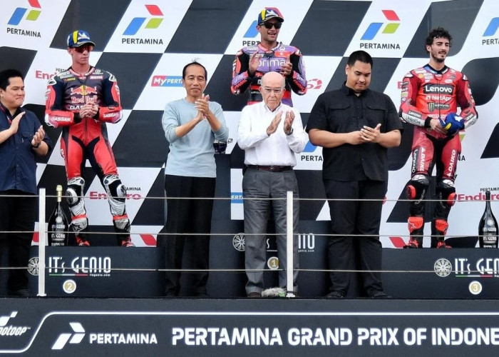 Jokowi Serahkan Trofi Juara Pertamina Grand Prix of Indonesia 2024, Ajang Balap Dunia Mengharumkan Indonesia