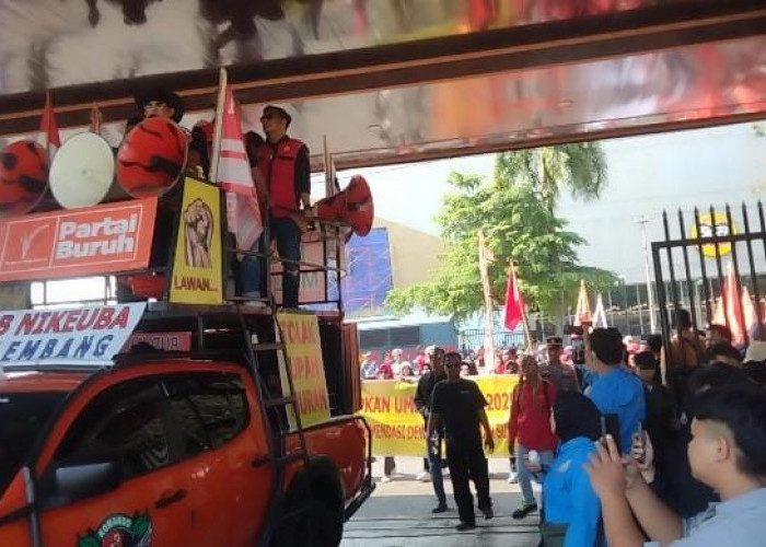 Ratusan Buruh Serbu DPRD Sumsel, Tuntut Revisi Upah dan Perda Ketenagakerjaan Demi Kesejahteraan Pekerja