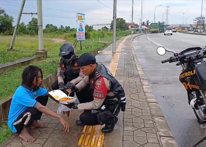 Polres Ogan Ilir Peduli, Anggota Patroli Bantu Penderita ODGJ yang Ditemukan Tergeletak di Jalan Lintas Timur