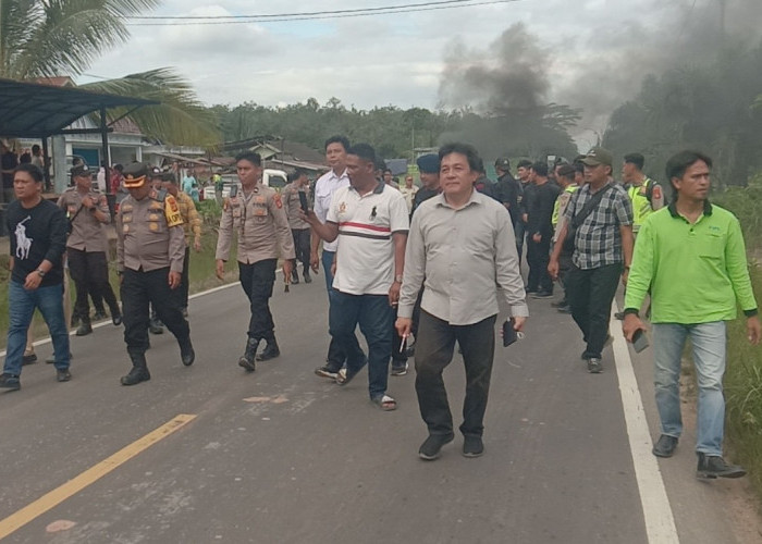 KPU-Bawaslu Muratara Tak Muncul, Massa Langsung Portal Jalan Lintas Sumatera 
