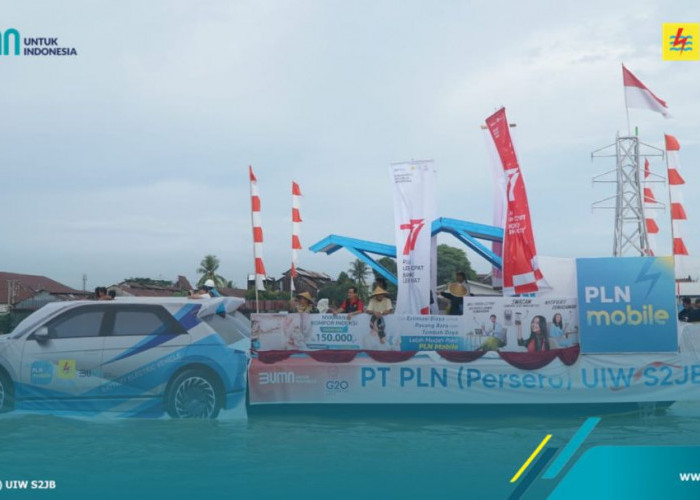 Kampanyekan Electrifying Lifestyle, Mobil Listrik PLN UIW S2JB 'Mengaspal' di Tengah Sungai Musi Palembang