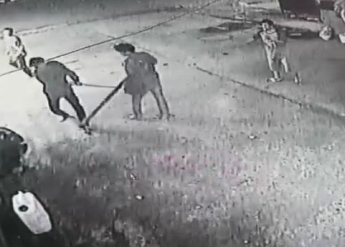 Beredar Video Seorang Pria di Palembang Diserang oleh 2 Orang Pakai Samurai dan Balok Kayu