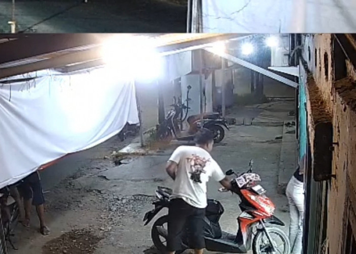 Hendak Setor Uang Pegawai Konter di Palembang Ini Kaget Hp Dalam Box Motor Raib, Pelaku Terekam CCTV 