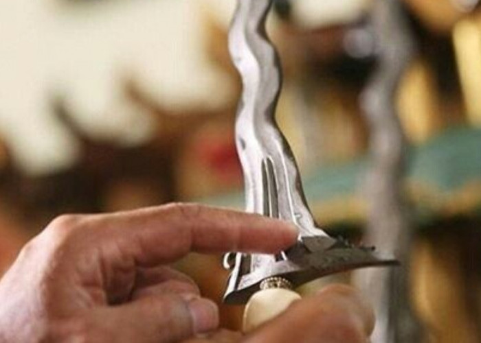Menguak Misteri Kembang Tujuh Rupa Saat Membersihkan Pusaka di Malam 1 Suro, Waspada Sarat Energi Gaib 