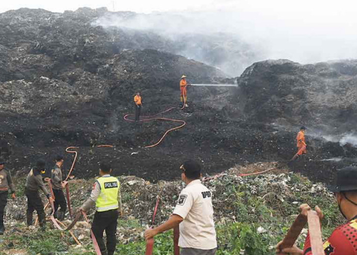 Wong Kito Tersiksa Bernapas Dalam Asap, Gunung Sampah Ikut Terbakar, Warga Panik Api 30 Meter dari Pemukiman