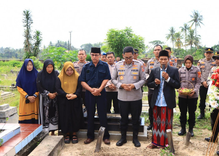 Jelang Hari Bhayangkara ke-79, Kakor Binmas dan Polda Sumsel Ziarah ke Makam Kapolsek Negara Batin