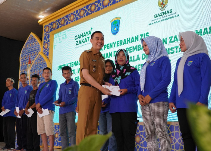 Pemkab dan Baznas OKI Salurkan ZIS ke 356 Petugas Kebersihan