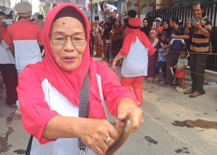 Meriahkan HUT Kemerdekaan RI Ke-78, Ibu-Ibu di Lorong Mufakat Palembang Ini Lomba Tangkap Belut 