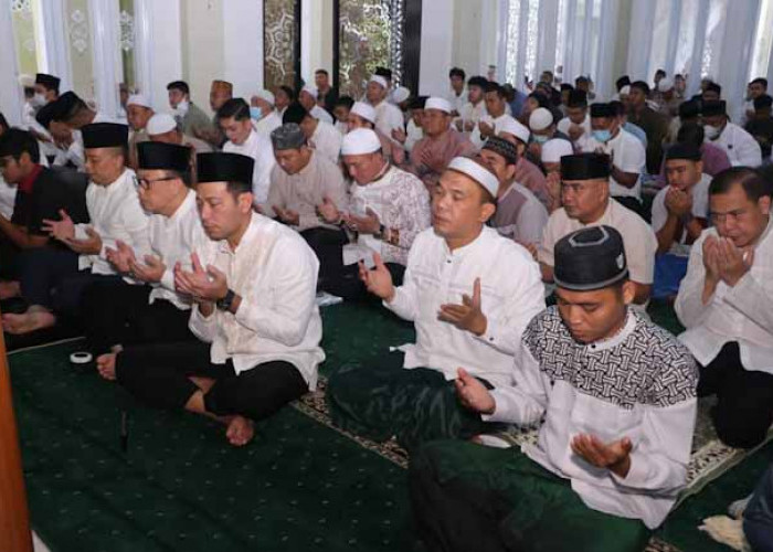 Wakapolda Sumsel Bersama Jemaah Salat Idulfitri 1444 Hijriah di Masjid Al-Aman Komplek Pakri 