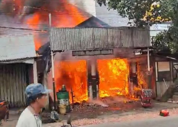 Bengkel Motor di Jalan Perintis Kemerdekaan Palembang Hangus Terbakar, 2 Orang Alami Luka Bakar