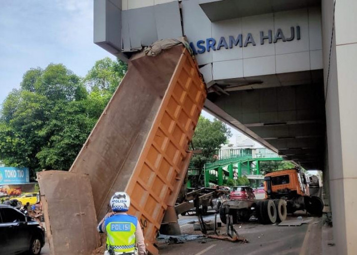 Bak Truk Tersangkut di Bawah Stasiun LRT Asrama Haji Palembang, Kok Bisa?