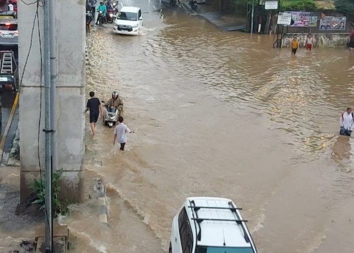 Palembang Kembali Diguyur Hujan Deras, Sebagian Jalan Kolonel H Burlian Tergenang