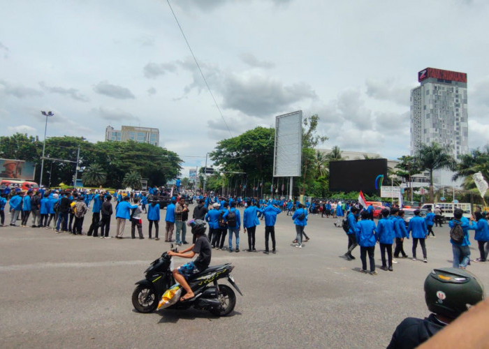Mahasiswa PGRI Palembang Bentuk Formasi Melingkar di Simpang Lima DPRD Sumsel, Lalu Lintas Dialihkan