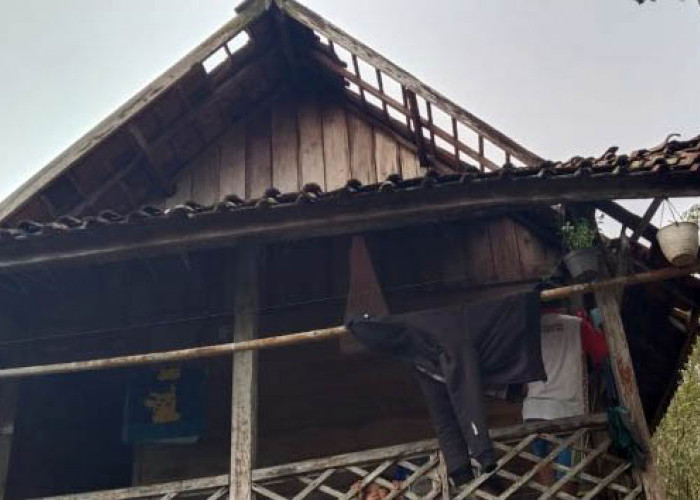 Puluhan Atap Rumah dan Masjid Rusak Disapu Angin Puting Beliung
