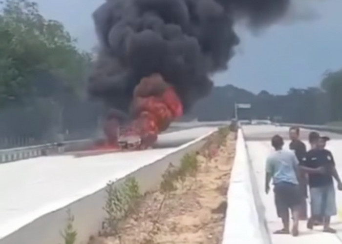 Viral! Sebuah Mobil Terbakar di Jalan Tol Baleno, 2 Korban Meninggal Dunia Saat Kejadian