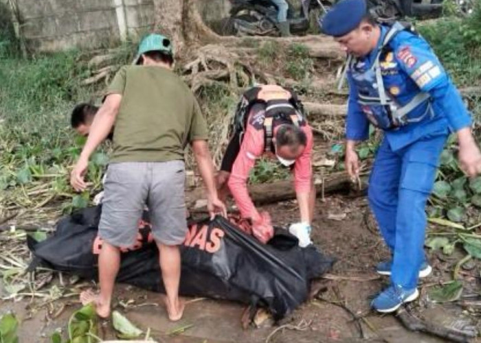 Jasad Pria Tanpa Identitas Ditemukan Tersangkut Eceng Gondok di Sungai Musi