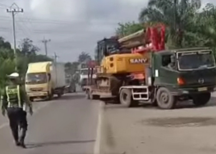 Satlantas Polres Muara Enim Hentikan Mobil Trailer Siang Hari untuk Antisipasi Kemacetan Libur Nataru