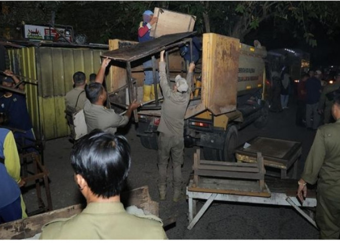 Pol PP Angkut Paksa Puluhan Gerobak PKL di Jalan POM IX Palembang, Dianggap Ganggu Kenyamanan 