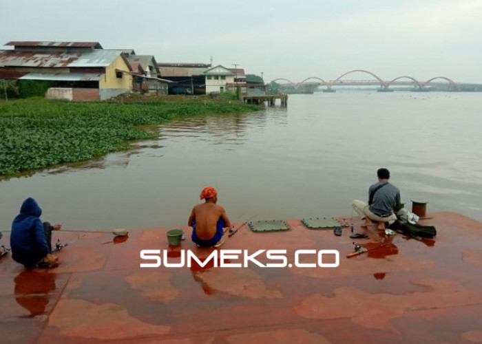 Libur, Warga Palembang Mengisinya dengan Memancing di Sungai Musi
