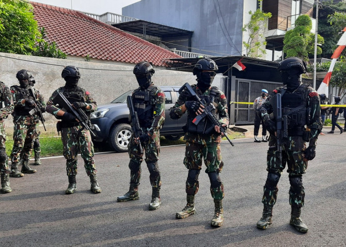 Mendadak! Belasan Personel Brimob Bersenjata Lengkap Datangi Rumah Ferdy Sambo